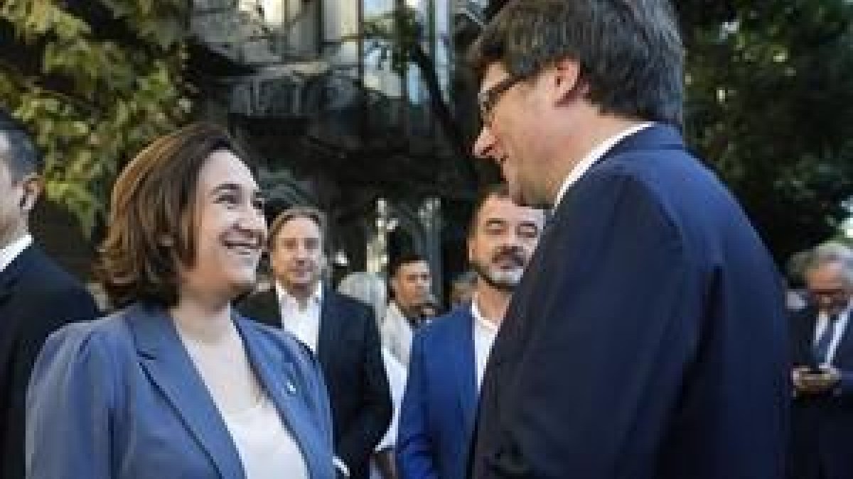 La alcaldesa Ada Colau y el president, Carles Puigdemont, conversan tras las ofrendas florales-MARTA PÉREZ/EFE