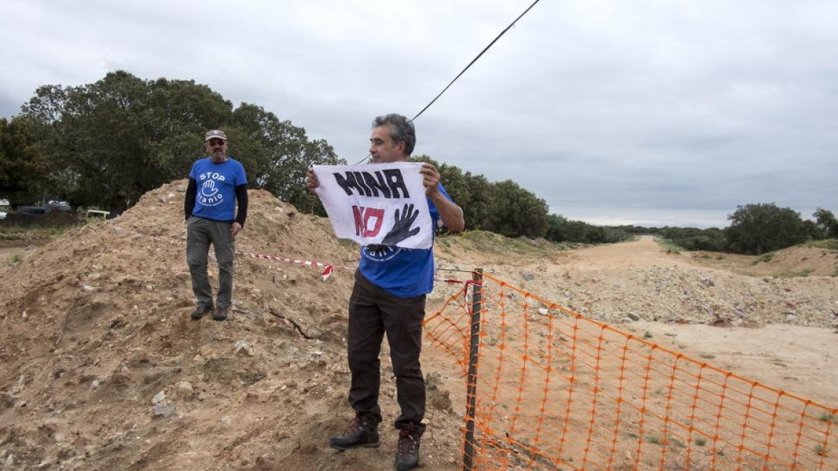 Integrantes de la plataforma ‘Stop Uranio’ frente a las obras de excavación de la mina.-ICAL