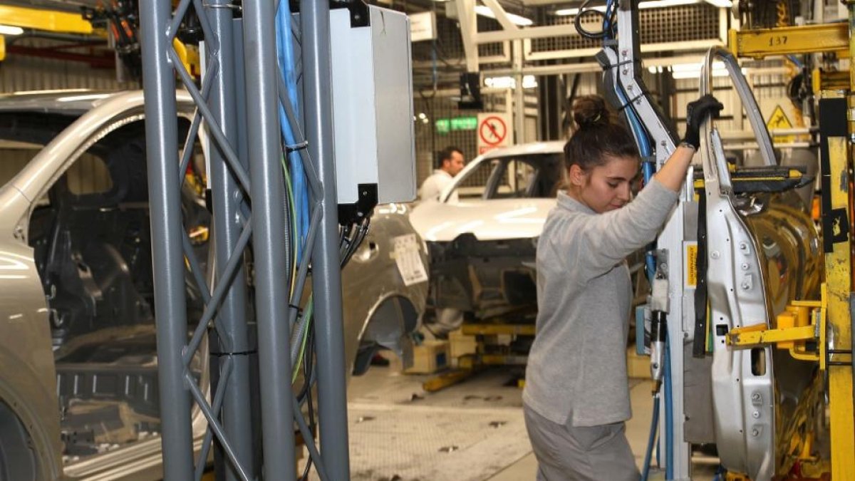 Una trabajadora de Renault trabaja en la factoría de Palencia.-ICAL