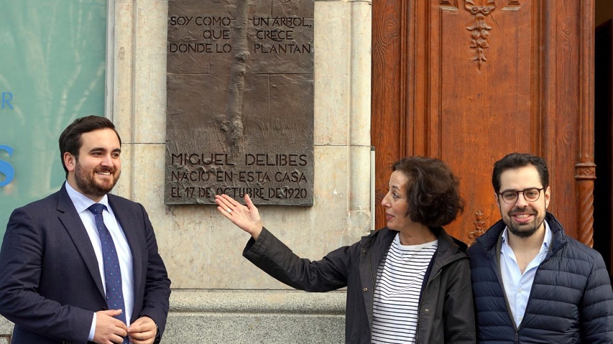 Los diputados del PP de Valladolid José Ángel Alonso y Eduardo Carazo y la senadora Mercedes Cantalapiedra en la presentación de la propuesta registrada en el Congreso y en el Senado para impulsar el Centenario del nacimiento de Miguel Delibes. / ICAL.