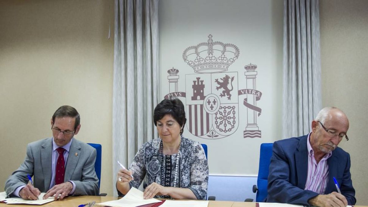 La directora general de Aguas de las Cuencas de España (Acuaes) del Ministerio de Agricultura, Alimentación y Medio Ambiente (MAGRAMA), Aránzazu Vallejo, firma el convenio con los alcaldes de Villalbilla de Burgos y Villagonzalo Pedernales, Teódulo Revill-Ical