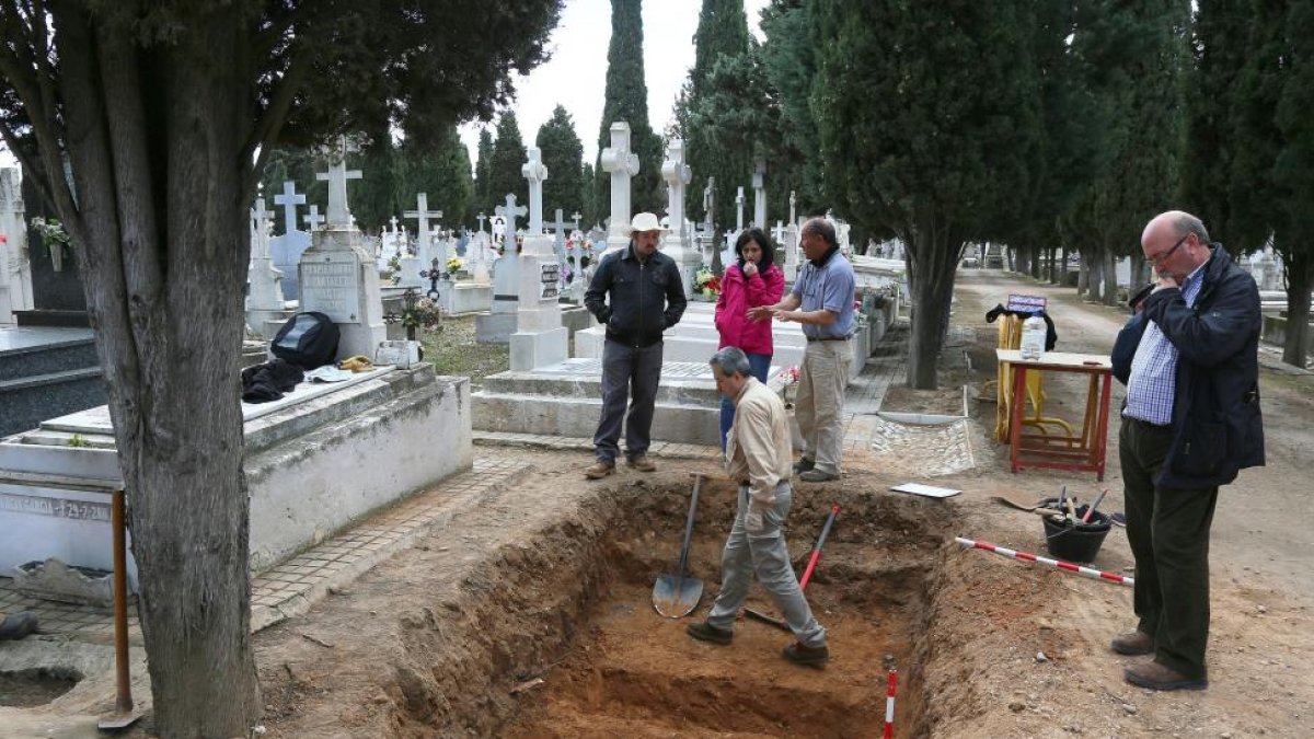 La Asociación para la Recuperación de la Memoria Histórica (ARMH) realiza una intervención arqueológica en un espacio de intacto de 12 metros cuadrados en el cementerio del Carmen de Valladolid, donde se han encontrado al menos restos de dos peresonas.-ICAL