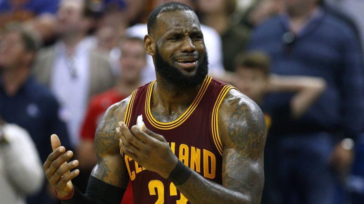 LeBron hizo un partidazo pero la mala primera parte de los Cavs les condenaron.-AP / JONATHAN BACHMAN