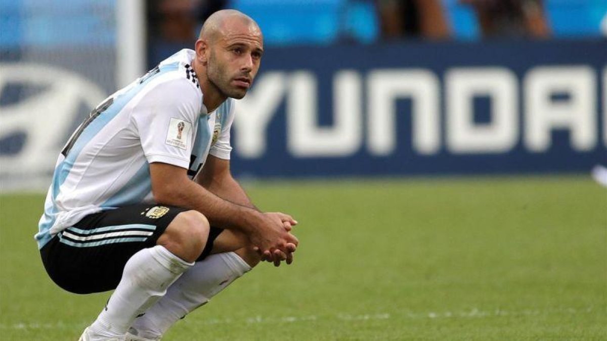 Mascherano, abatido en Kazán tras quedar eliminado del Mundial.-EFE / JULIO MUÑOZ