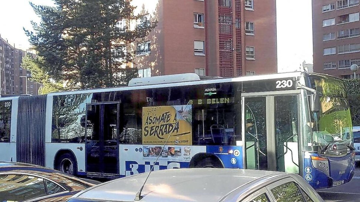 Autobús de la línea 8 de Valladolid, con la imagen promocional del turismo de Serrrada.-EL MUNDO
