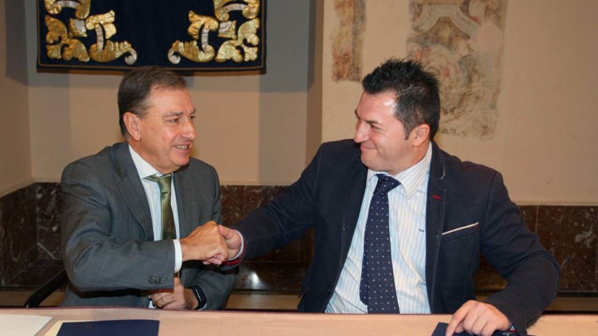 El consejero de Educación, Juan José Mateos, firma un protocolo de colaboración con el presidente de Cermi CYL, Francisco Sardón (D)-Ical
