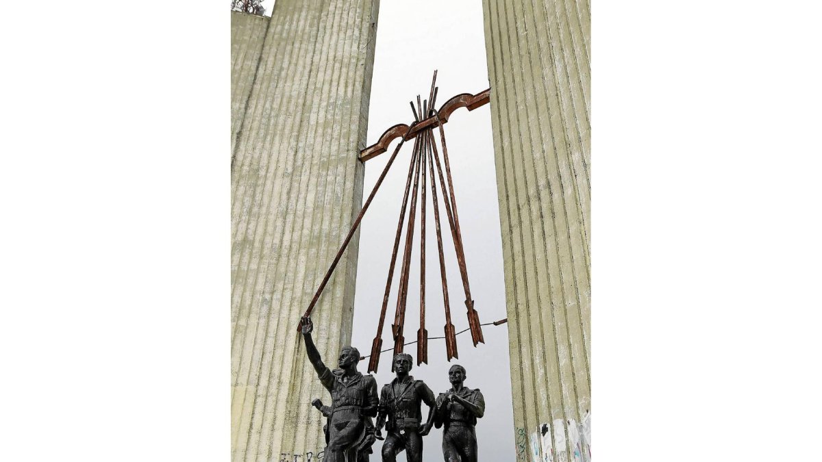 Detalle del monumento a Onésimo Redondo, en el Cerro de San Cristóbal-J.M. LOSTAU