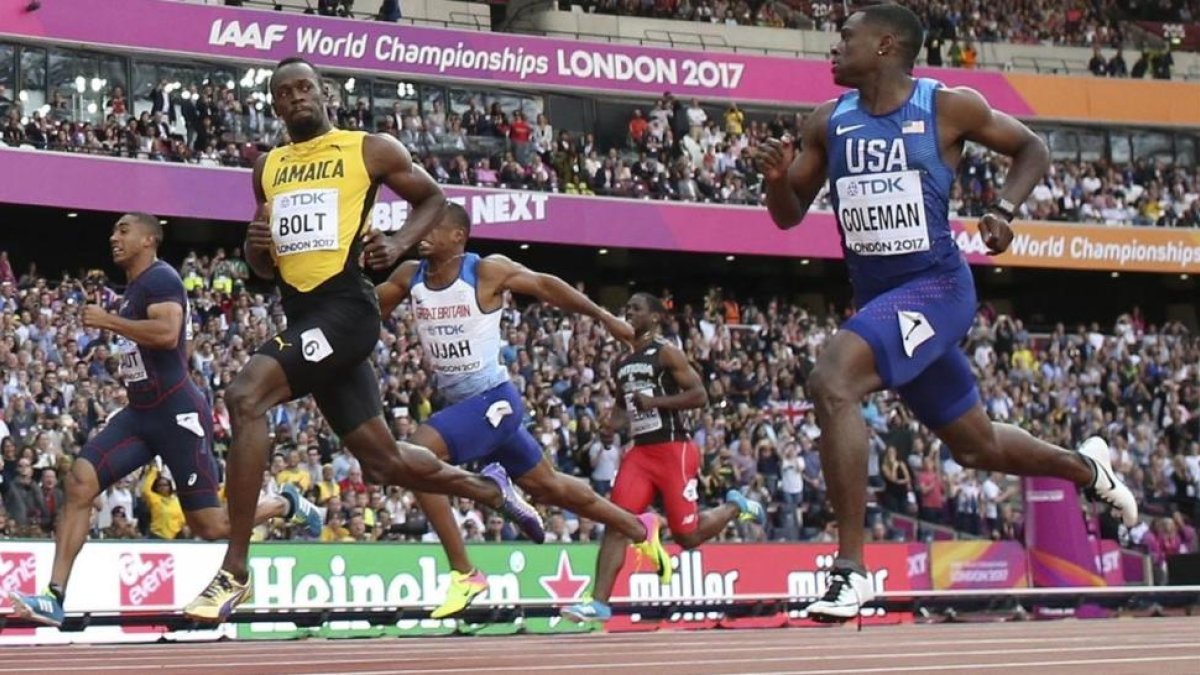 Coleman (derecha), junto a Bolt, en los Mundiales de Londres del 2017.-AP / MATTHIAS SCHRADER