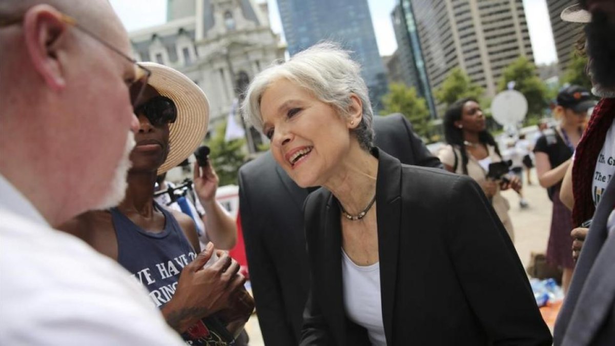 La candidata verde Jill Stein habla con sus simpatizantes.-REUTERS / DOMINICK REUTER