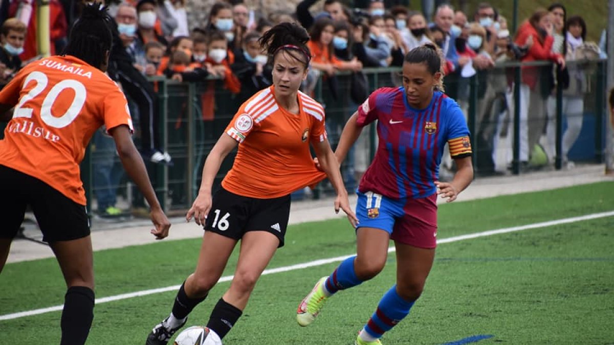 Elisa conduce el balón en el choque ante el Barcelona. / E.M.