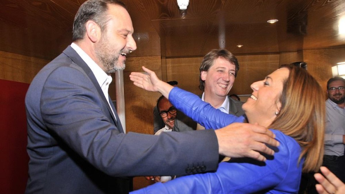Ábalos saluda a la candidata a las Cortes por Soria Virginia Barcones.-VALENTÍN GUISANDE