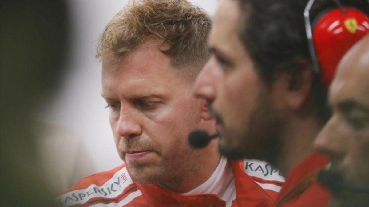 Sebastian Vettel (Ferrari), con cara de pocos amigos en el box de Singapur.-VINCENT THIAN (AP)