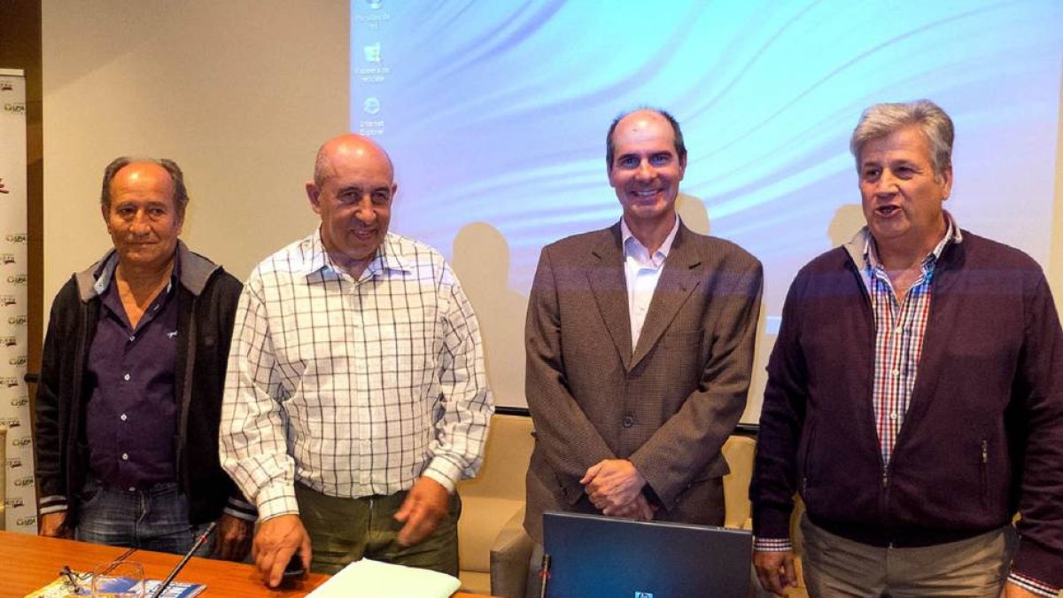 (I a D) Guillermo Sánchez, secretario general de UPA Salamanca; Aurelio Pérez, presidente de Coag Salamanca; Antonio Soldevilla, técnico de la Junta de Castilla y León y Julio López, secretario general de Upa, en la reunión mantenida hoy con los agriculto-Ical