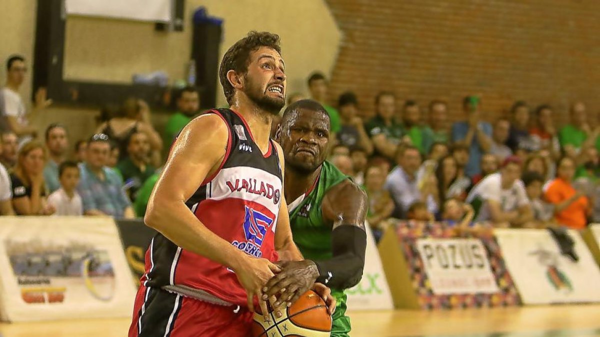 Astilleros, el jugador más completo del partido, intenta evitar el robo de balón por parte de Cadot.-LQF.