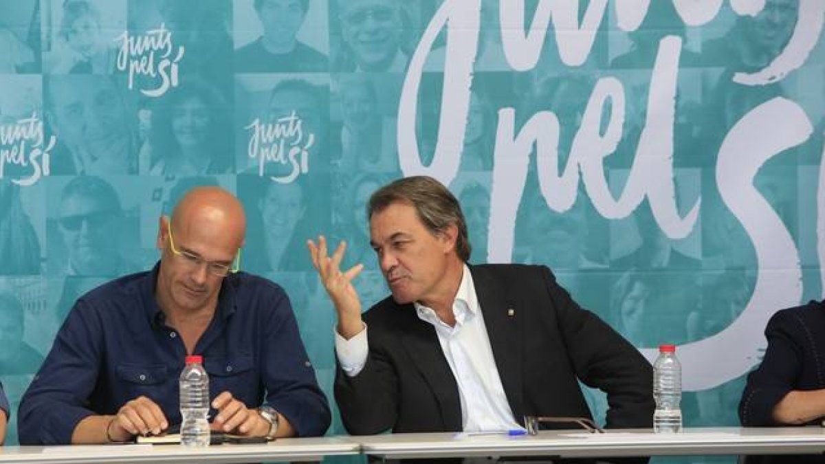 Mas habla con Romeva (izquierda), este lunes.-FERRAN NADEU