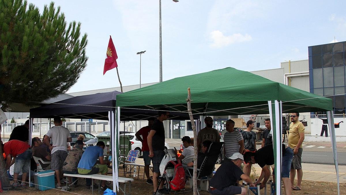 Campamento de los trabajadores de la fábrica de Vestas en Villadangos del Páramo (León).-PEIO GARCÍA / ICAL