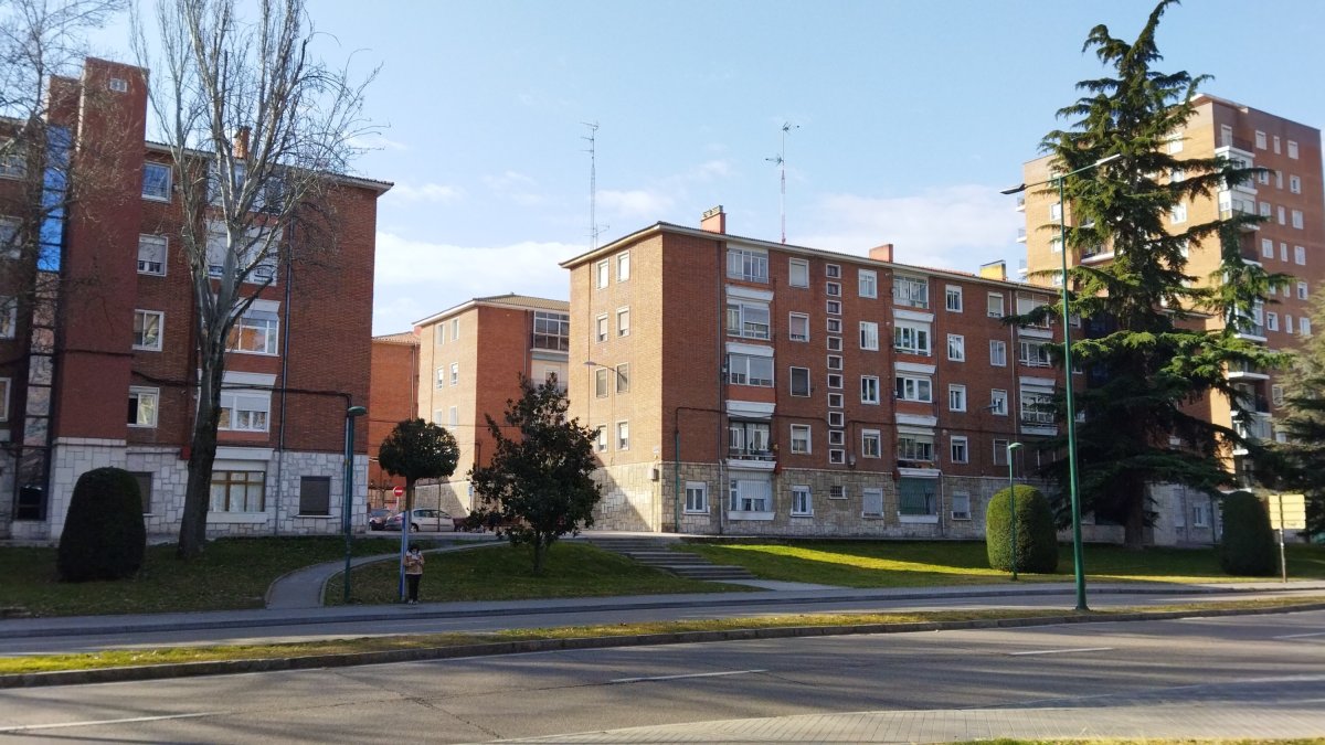 Barrio Cuatro de Marzo de Valladolid, donde se producía el choque del coche del detenido contra el de su pareja.-E. M.