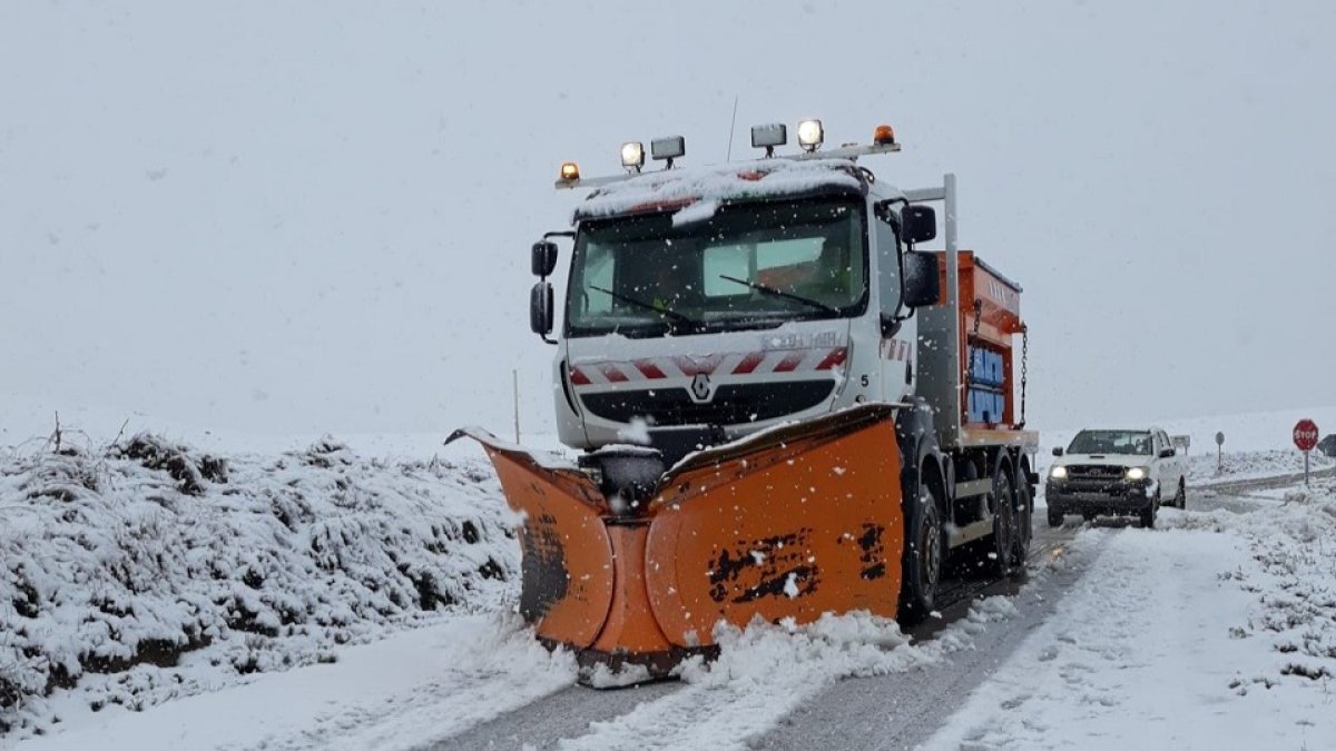 Una máquina quitanieves despeja una carretera en una imagen de archivo.