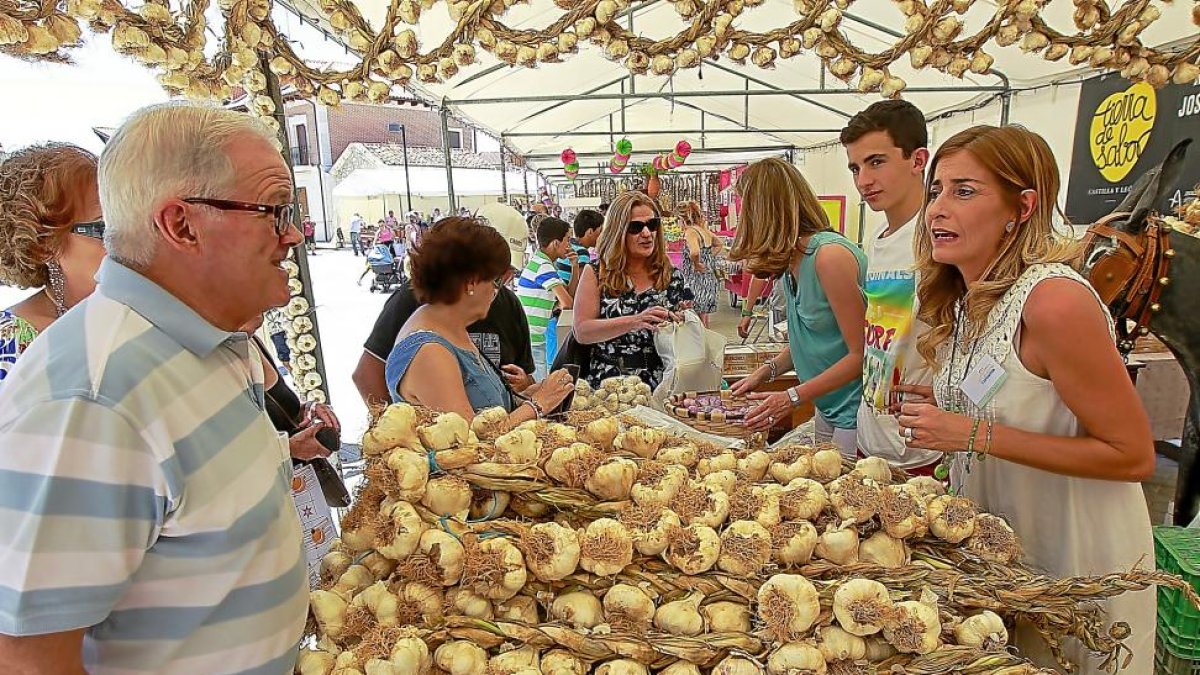 Varios stands venden ajo y productos artesanos en la plaza Pimentel, junto al Castillo, en la pasada edición.-J. M. LOSTAU