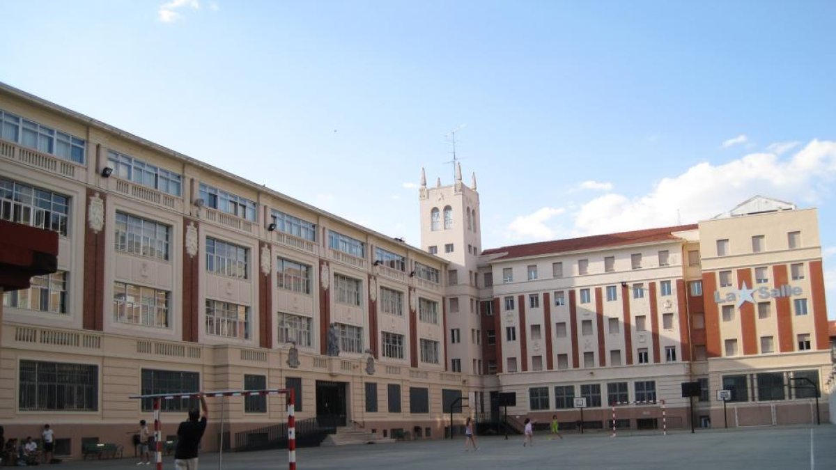 Fachada del colegio La Salle de Valladolid.-E. M.