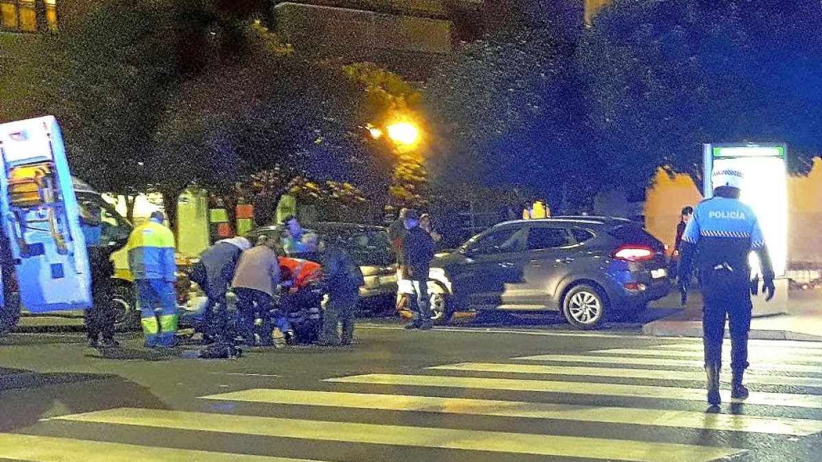 Personal sanitario atiende a los heridos en el paso de peatones donde se produjo el atropello.-J. M. LOSTAU