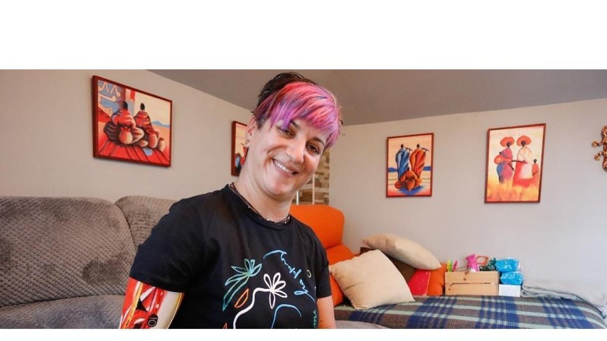 Ángela López, en su domicilio de Laguna de Duero. Su prótesis biónica es tuneada a su gusto. J. M. LOSTAU