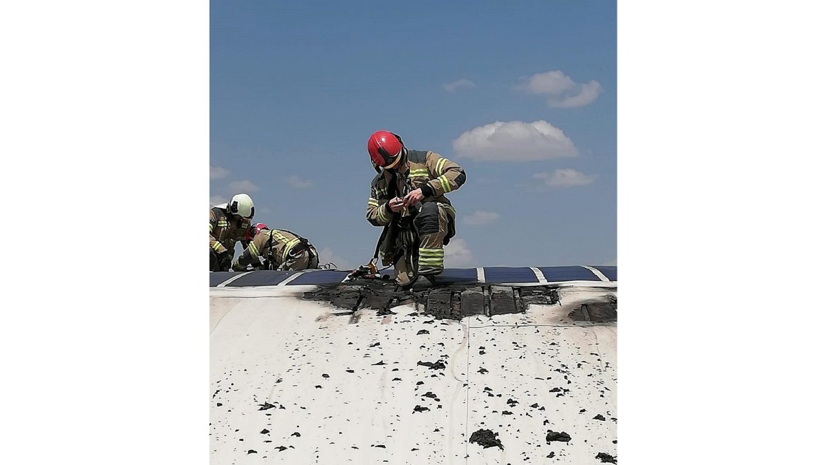 Incendio de una de las placas solares en el centro comercial Vallsur.- ICAL.