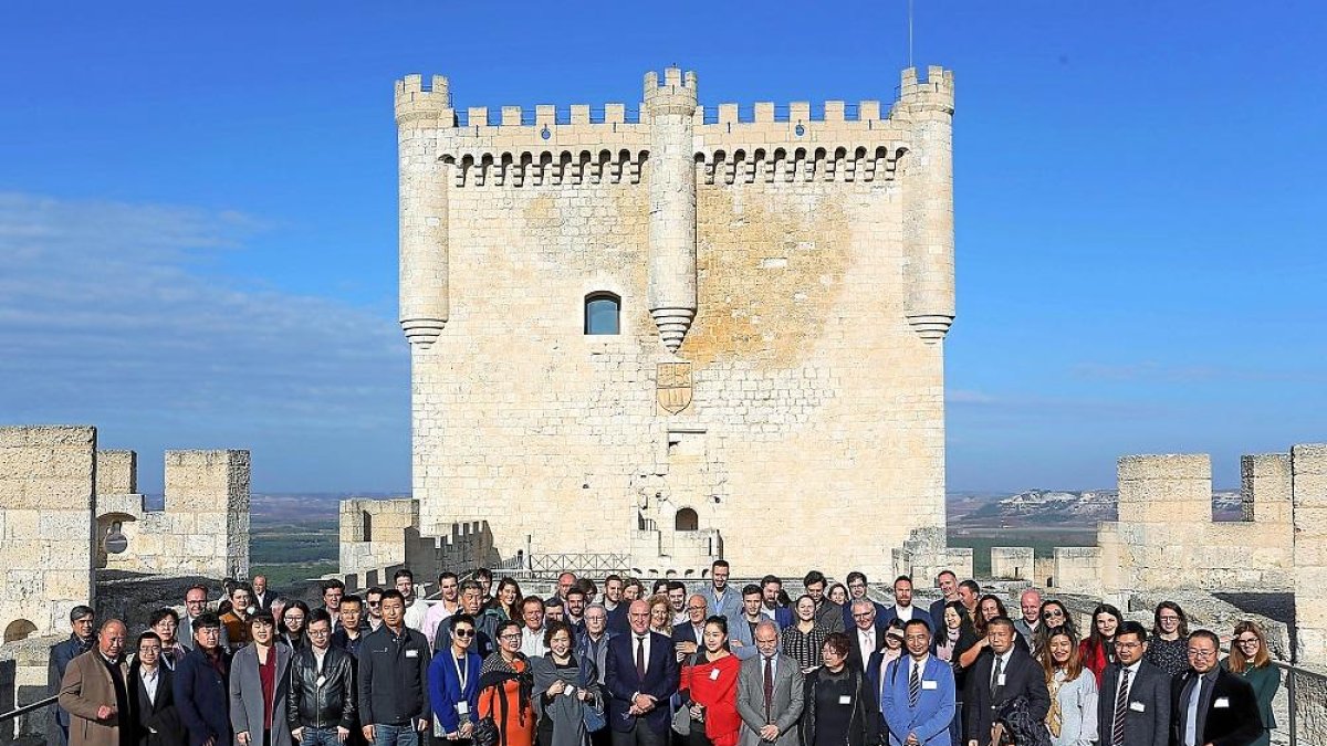 Foto de familia de los importadores chinos, miembros de la Cámara de Comercio y la Diputación, sobre la cubierta del Museo del Vino de Peñafiel, ayer.-EL MUNDO