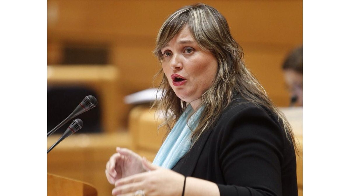 La senadora del grupo Socialista, Yolanda Vicente, durante su intervención en el pleno del Senado, donde propone la enmienda sobre el céntimo verde.-ICAL