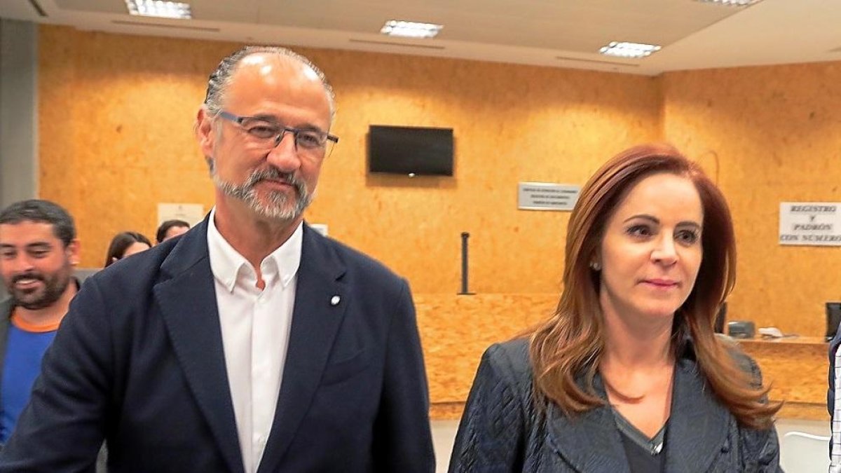 Luis Fuentes junto a Silvia Clemente ayer en Salamanca.-ICAL