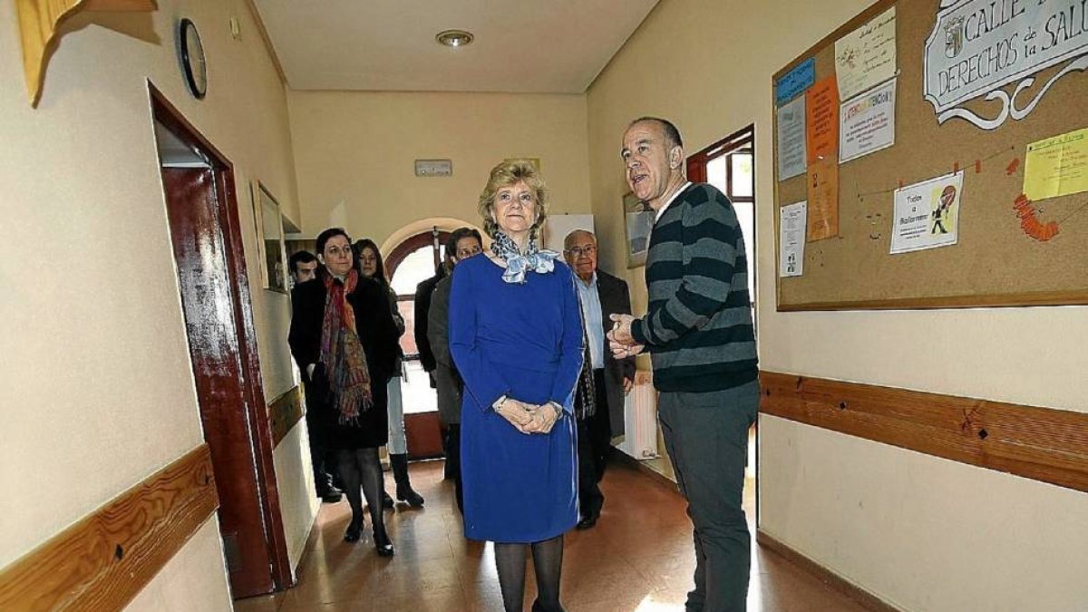 La Defensora del Pueblo, Soledad Becerril, durante la visita que ha realizado al centro de acogida Padre Damián de Salamanca para personas sin hogar-Efe