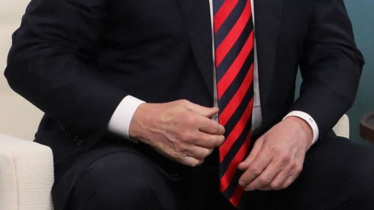 El pulgar de Trump en la mano de Trump.-AFP / LUDOVIC MARIN