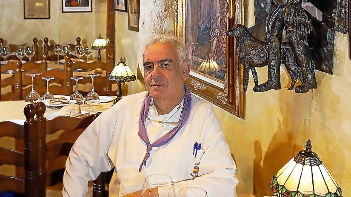 Francisco Martínez, Paco, sentado a la mesa de uno de los comedores del restaurante La Criolla, en Valladolid.-J. M. LOSTAU