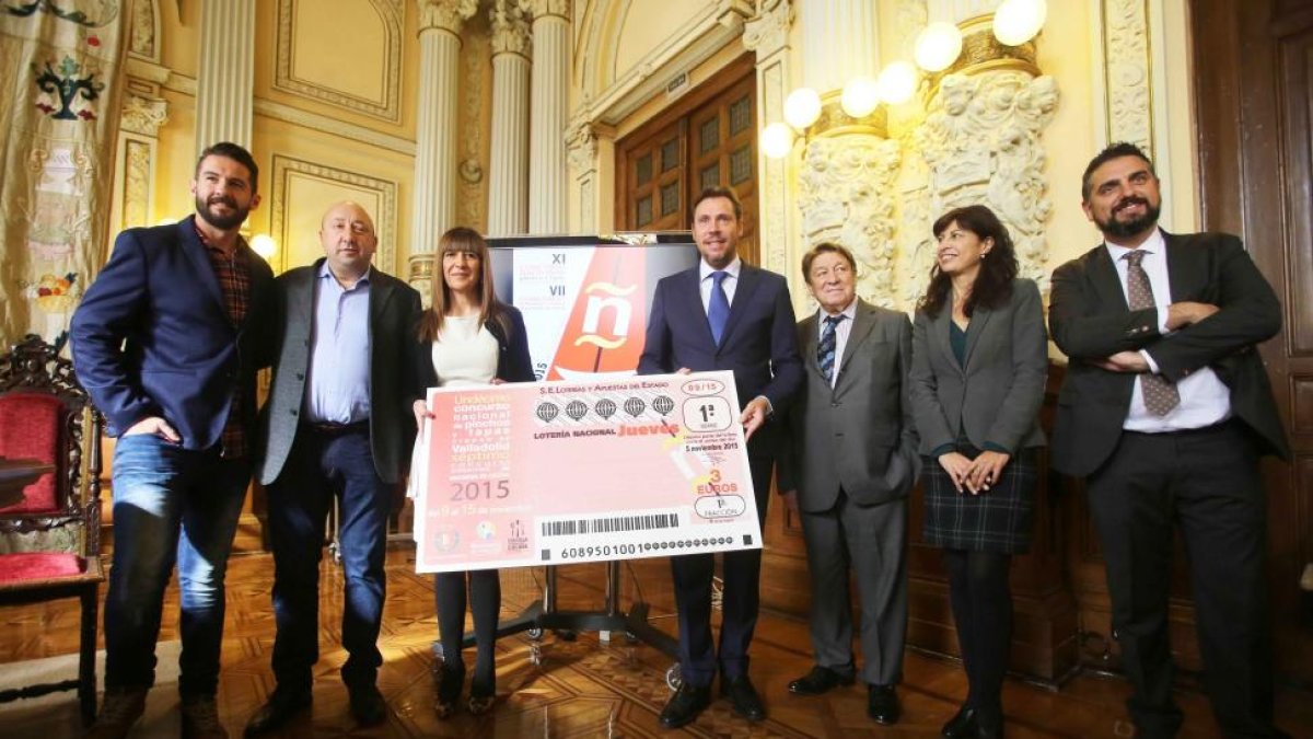 (I a D) El chef Peña; el presidente de la Asociación de Hosteleros, Jaime Fernández; la delegada de Loterías y Apuestas en Valladolid, Pilar Padilla; el alcalde, Óscar Puente; el director técnico del concurso, Luis Cepeda; la concejala de Cultura, Ana Red-Ical