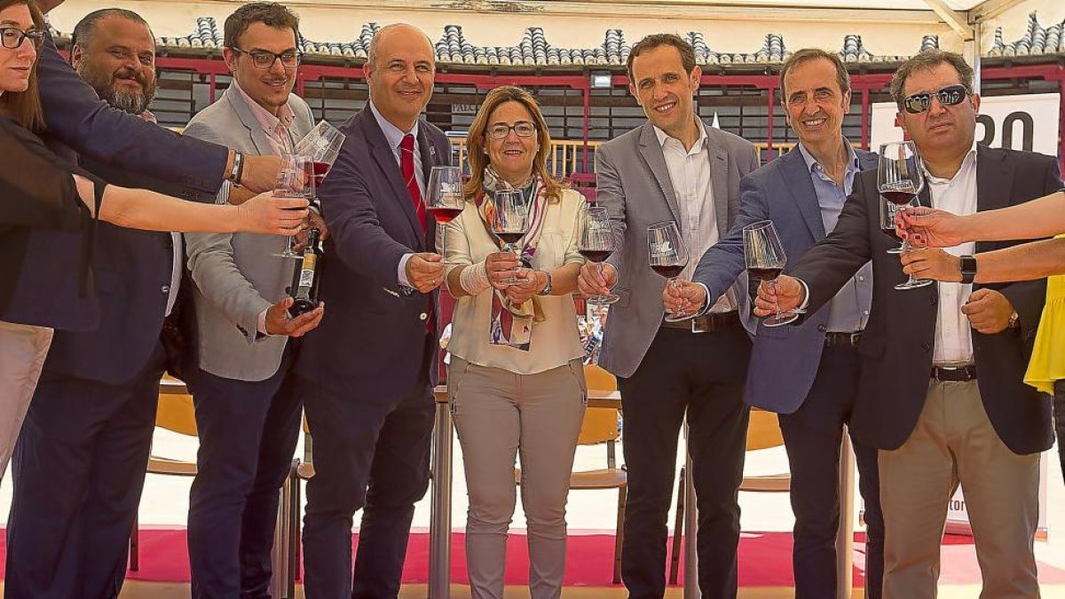 Felipe Nalda, Tomás del Bien,  Jorge Llorente, Mayte Martín Pozo y otras autoridades, en la Feria del Vino de Toro.-ICAL