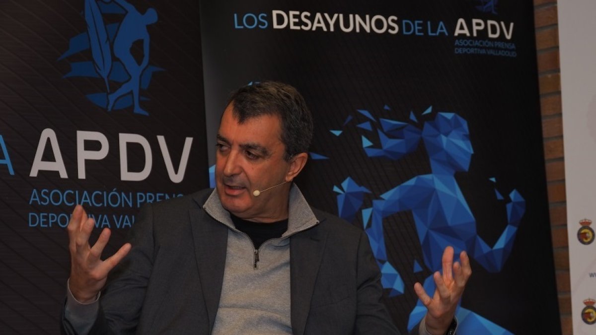 Javier Guillén durante Los Desayunos de la APDV en Valladolid . / M. GONZÁLEZ EGEA / APDV