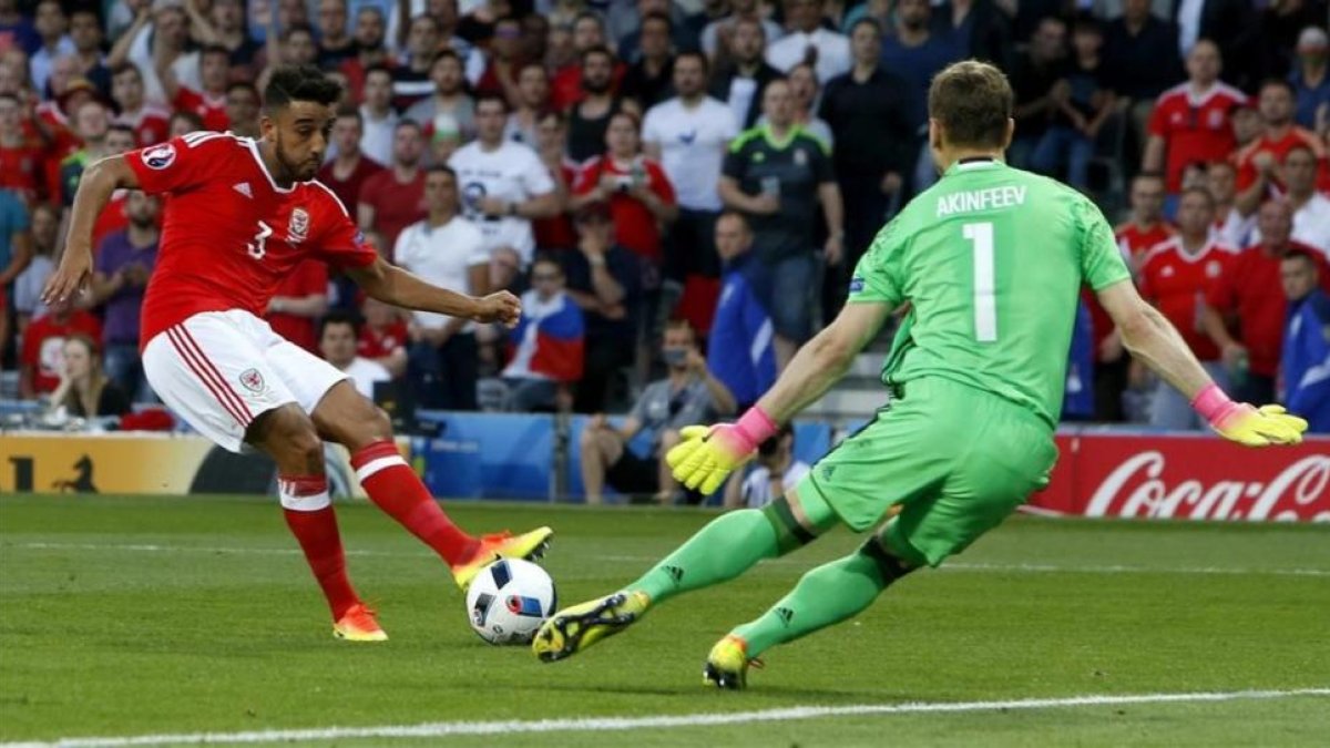 Taylor, en la jugada del gol que marcó ante el portero ruso.-EFE / FEHIM DEMIR