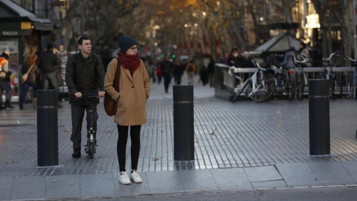 El Ayuntamiento de Barcelona ya ha instalado, en la Rambla, los primeros bolardos que impiden el acceso de vehículos.-/ ALBERT BERTRAN