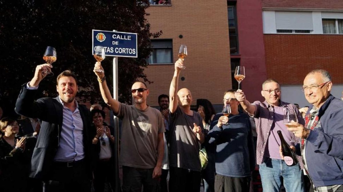 El alcalde y los miembros de Celtas Cortos brindan tras inaugurar su calle en Las Delicias.-E.M.
