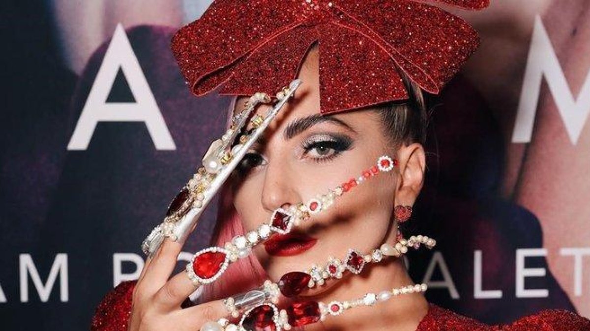 Lady Gaga muestra su nuevo ’nail art’ en la presentación de su colección de sombras de ojos.-INSTAGRAM