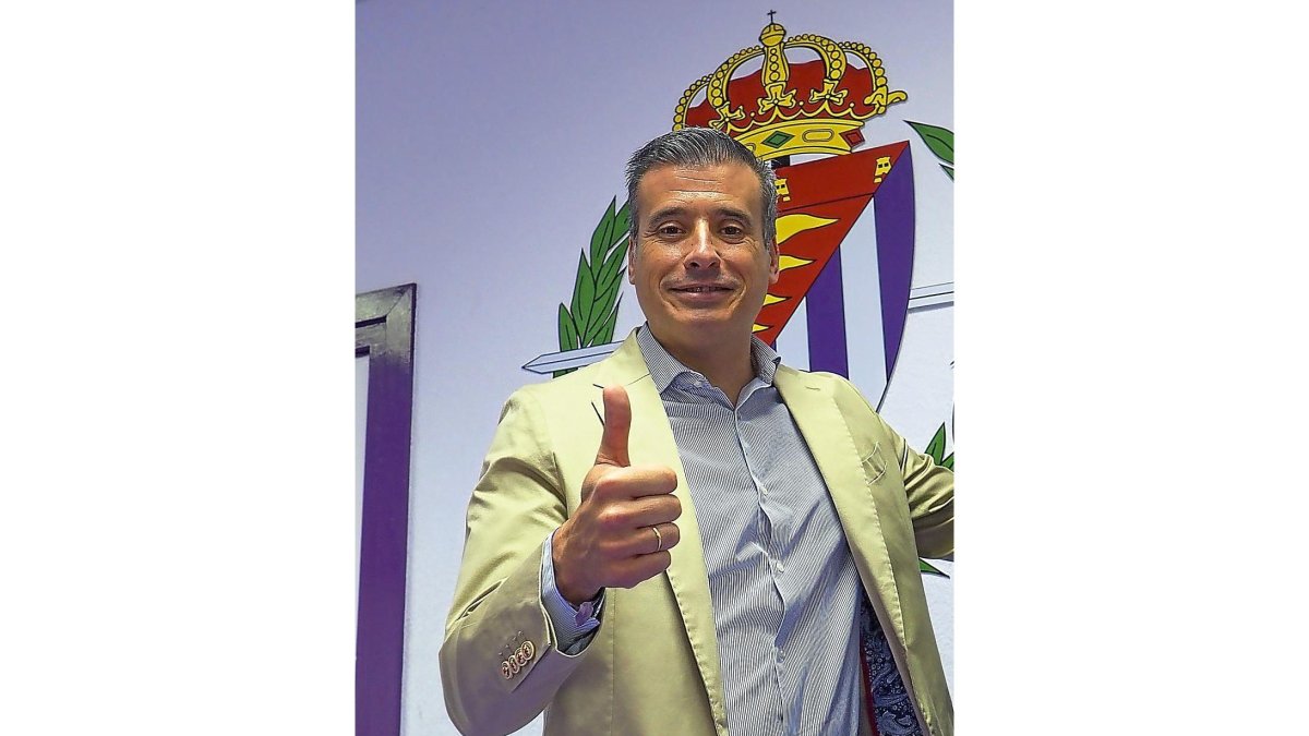 Miguel Ángel Gómez, ante el escudo del Real Valladolid.-M.Á. SANTOS