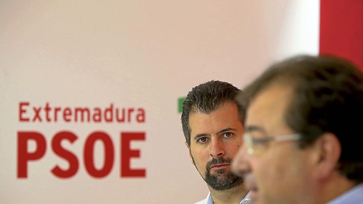 Luis Tudanca observa la intervención de Guillermo Fernández Vara, durante su encuentro en Mérida.-ICAL