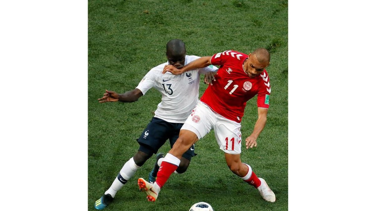 Kanté y Braithwaite pelean por un balón-YURI KOCHETKOV