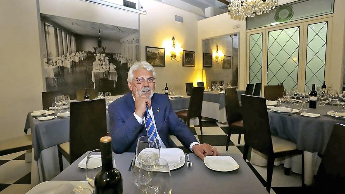 En la imagen, el hostelero Lucio Pastor en el comedor del nuevo establecimiento Casa Lucio reconvertido en gastrobar.-MANUEL BRÁGIMO