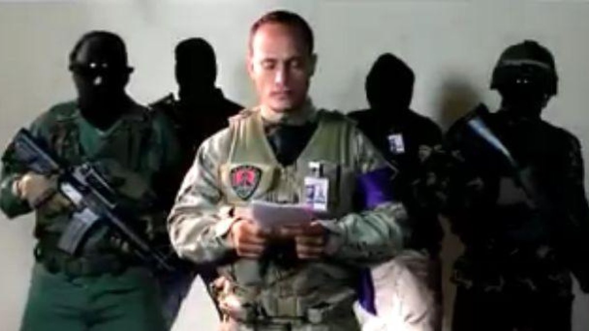 Oscar Pérez, investigador del CICPC y piloto del helicóptero que sobrevoló Caracas. explica en un vídeo el porqué del ataque.-TWITTER