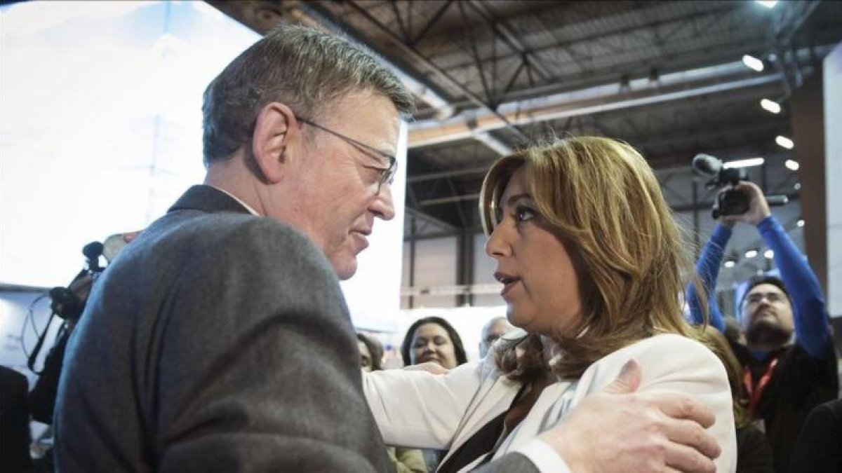 La presidenta de la Junta de Andalucía, Susana Díaz, saluda al presidente de la Comunitat Valenciana, Ximo Puig, este miércoles en el salón de turismo FITUR que se está celebrando en Madrid.-EFE / FERNANDO VILLAR