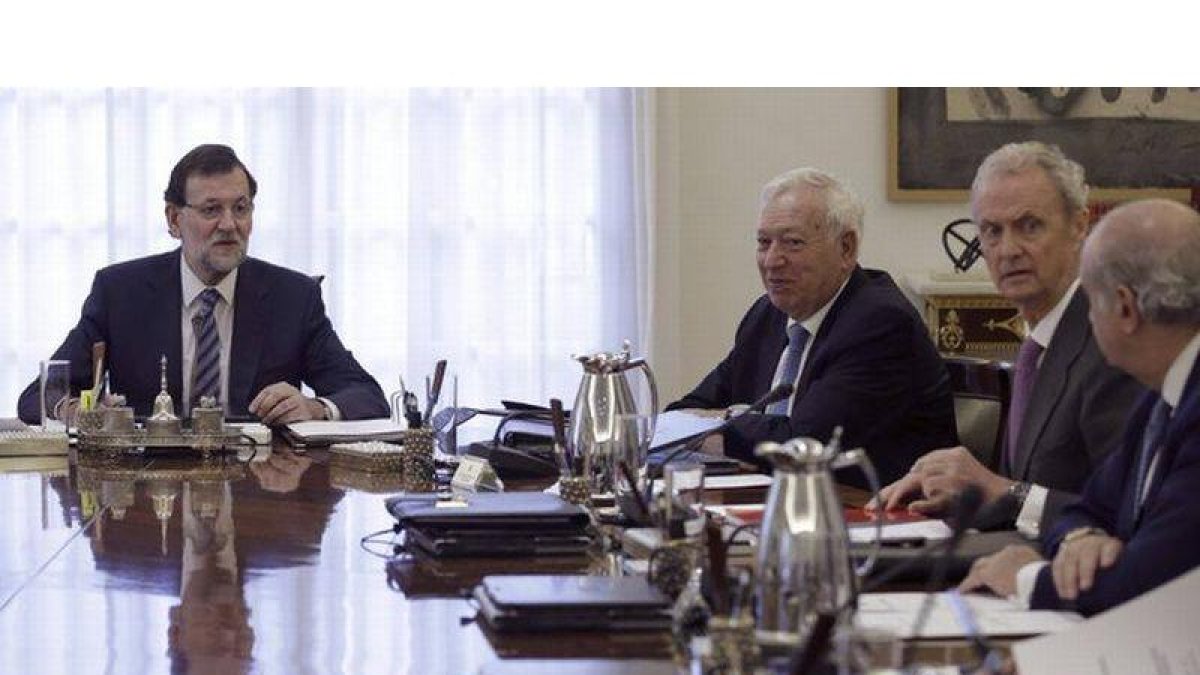 El ministro Margallo, junto a Rajoy, en el Consejo de Ministros extraordinario del lunes.-Foto: EFE / ÁNGLE DÍAZ