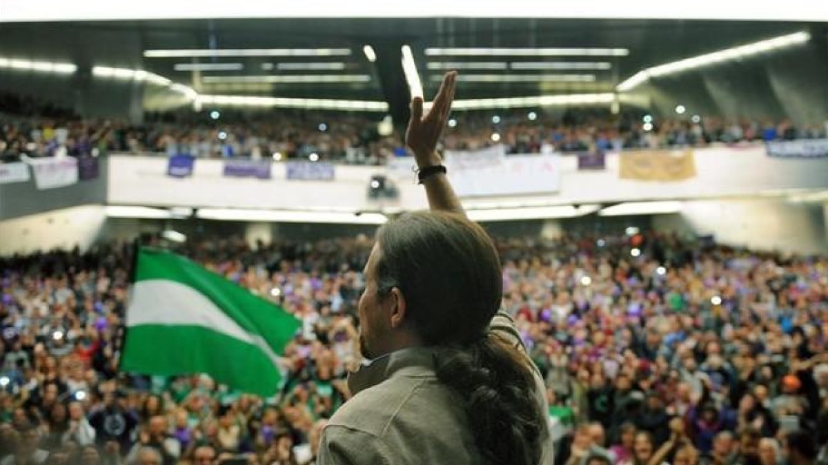 Pablo Iglesias saluda a los simpatizantes en el mitin de Sevilla.-AFP