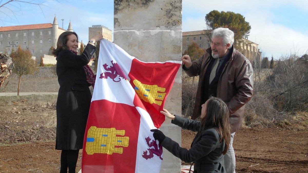 García Cirac, Delgado y Arribas descubren una placa en la visita a Caleruega.-ICAL