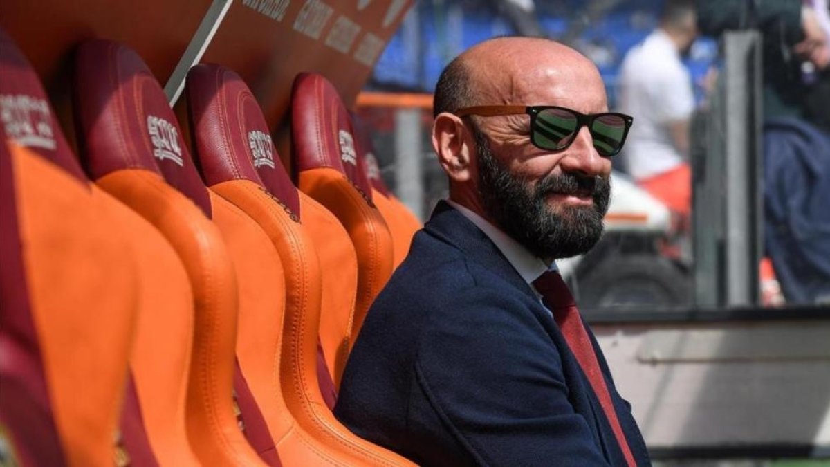 Monchi, en el banquillo del Roma, en el estadio Olímpico.-ALESSANDRO DI MEO